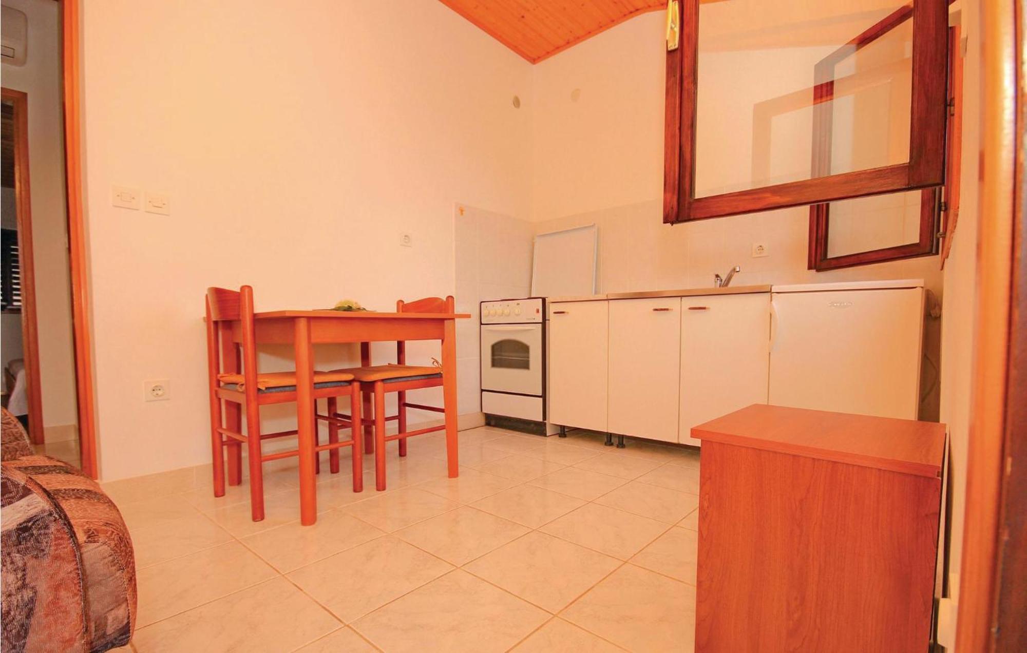 Gorgeous Apartment In Prigradica With Kitchen Exterior foto